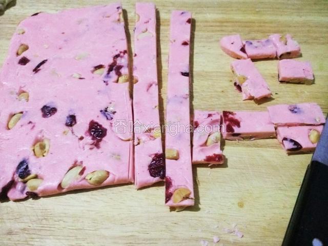 取出后切成自己喜欢的大小 （晚上拍照确实难看 这颜色贼溜溜的）