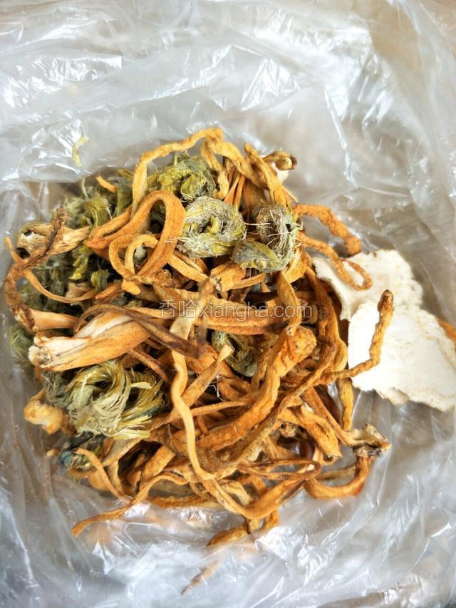等水再次煮开，撇去浮物，加料酒