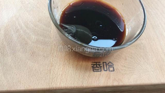 所有酱料放入碗里拌匀