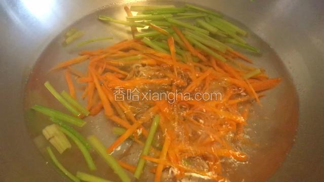 锅内烧开水，放红萝卜芹菜焯至断生