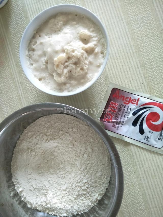 准备好面粉，豆浆渣，酵母
