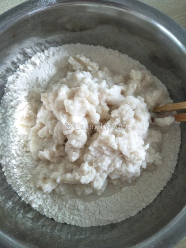面粉中加适量酵母，豆浆渣倒入搅拌均匀