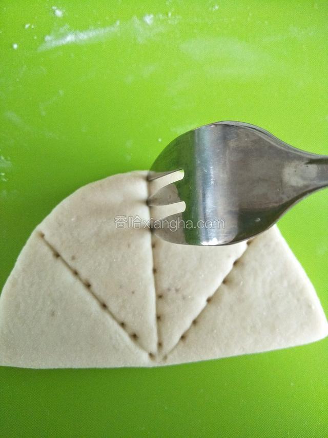 用叉子在线上扎出纹路
