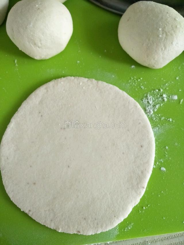 小剂子擀成圆形