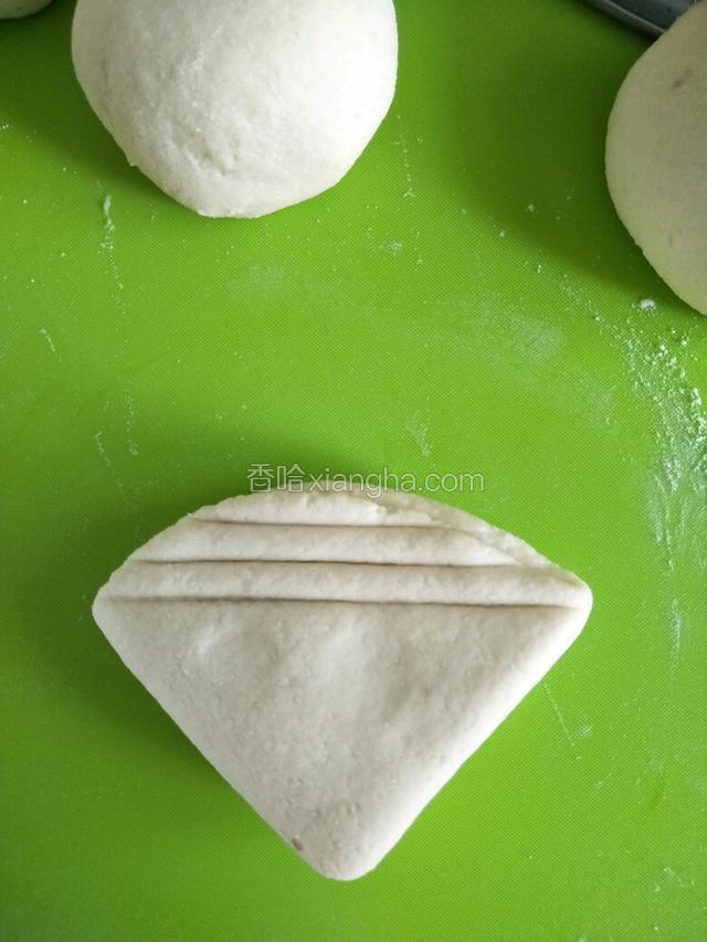 用刮刀压出三条线