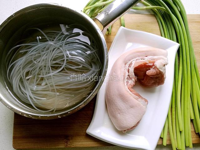 准备食材，粉丝提前用温水浸泡。