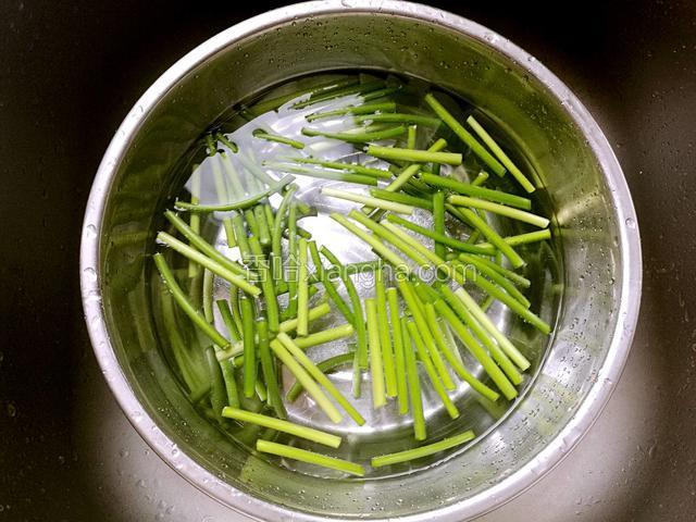 蒜薹切断用水洗净后捞出。