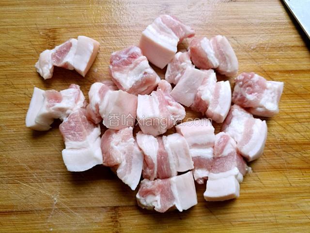 五花肉用刀切成方块儿。