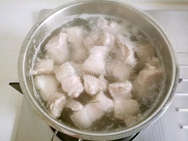 锅中放水，放入五花肉，焯出浮沫后捞出。