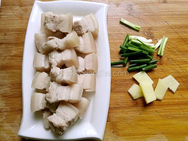 五花肉捞出后，用温水清洗然后控干，葱切断，姜切片。