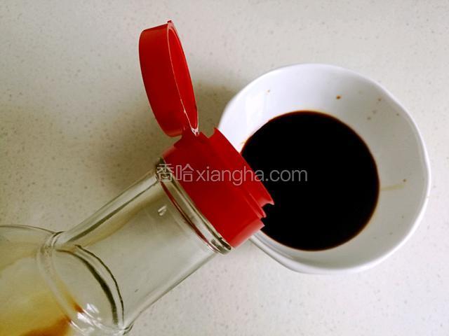 取一只碗，加入适量料酒，李锦记红烧汁，再倒入适量生抽搅匀。