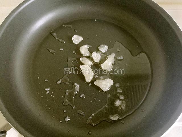 炒锅上火倒入油，放入冰糖用小火炒糖色。
