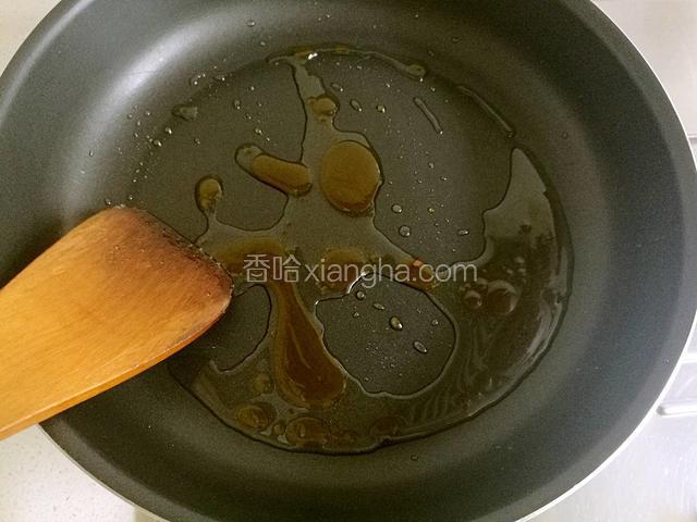 炒至冰糖融化成黄褐色。
