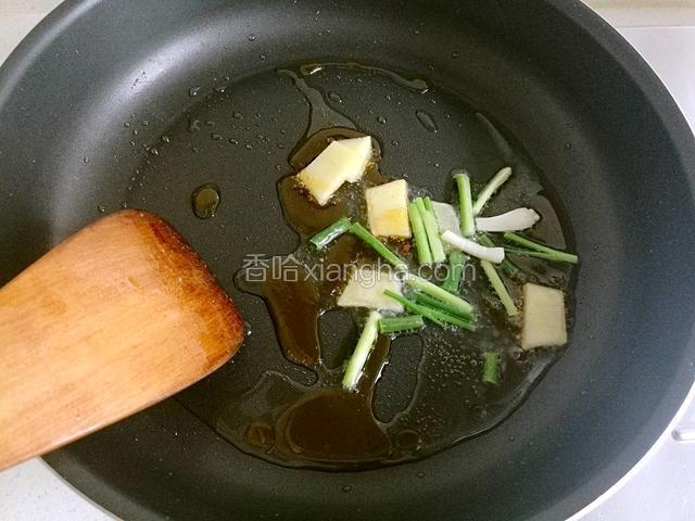 立即加入葱姜片翻炒。