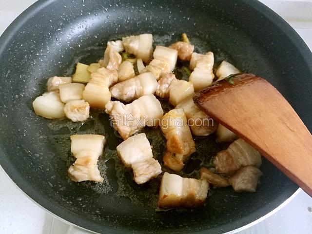 再加入肉块翻炒均匀。