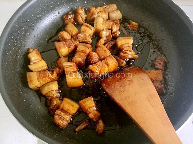 把肉块翻炒均匀。