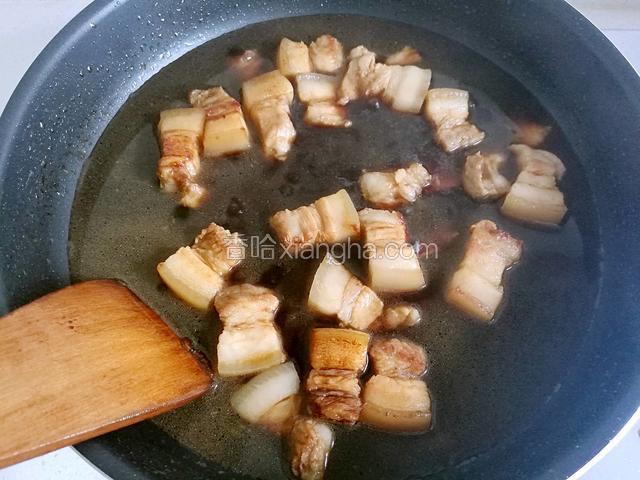 再加入适量温水，水要漫过肉块。