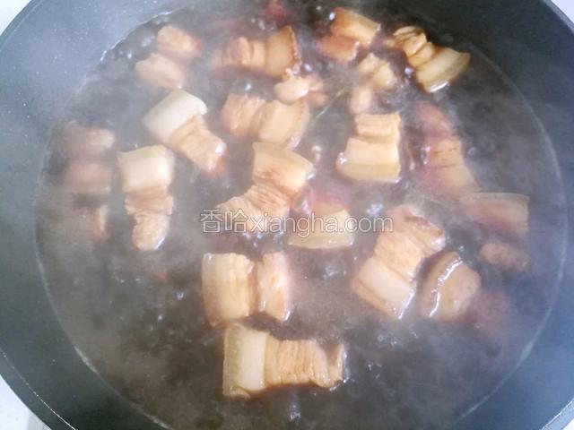 水开后，盖上锅盖用小火焖煮30分钟左右。