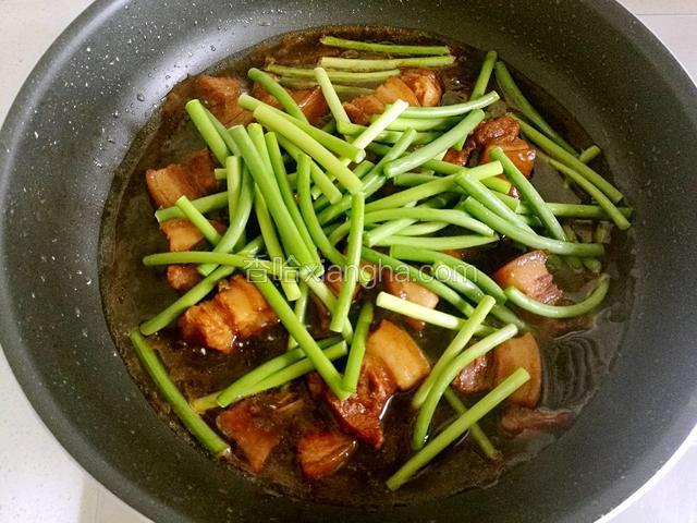 锅里加入蒜薹炖一会。