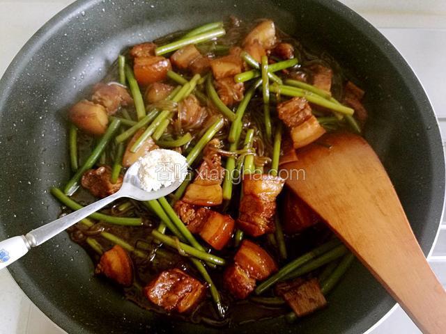 最后加一点鸡精调味。