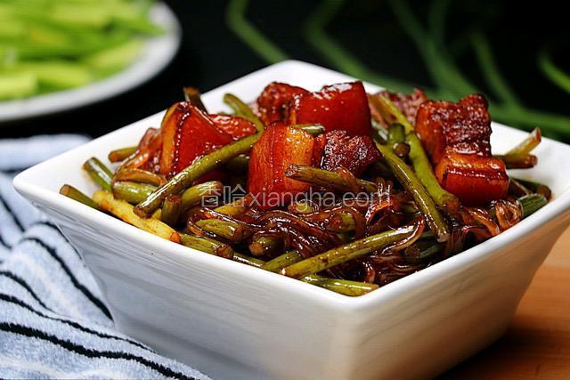 汤汁收至浓稠即可盛盘享用，味道好极了。