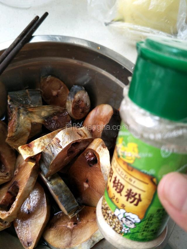 倒上酱油，尽量要多点，因为不放盐了，靠酱油提咸味，增色。如果酱油不没过鱼块，要记得翻一下，让鱼块上色均匀。加葱，姜，蒜，胡椒粉和糖提味去腥腌制，时间越长越入味，我一般腌制两到三个小时，根据情况而定，可长可短。