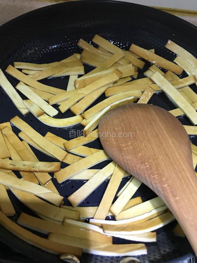 油温8成热后，放入豆干炒出香味