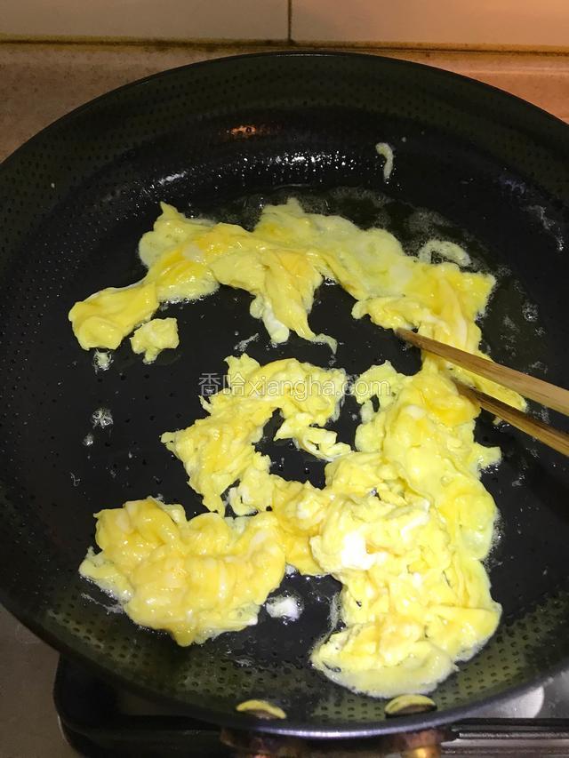 下打散的鸡蛋用筷子搅碎