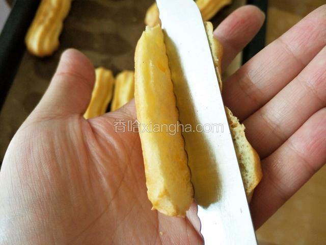 然后用刀才中间切开并不切断