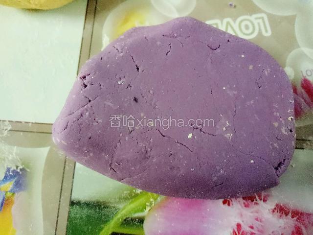 紫薯也照样揉成面团(因为紫薯较干，揉面时适量加一点点水)