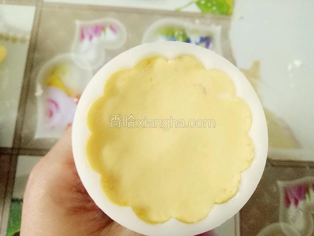 再放入红薯面团，按实