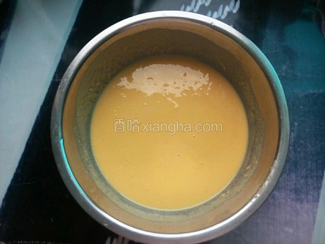 再倒入配方奶，搅拌至糖融化，面糊呈流水状即可