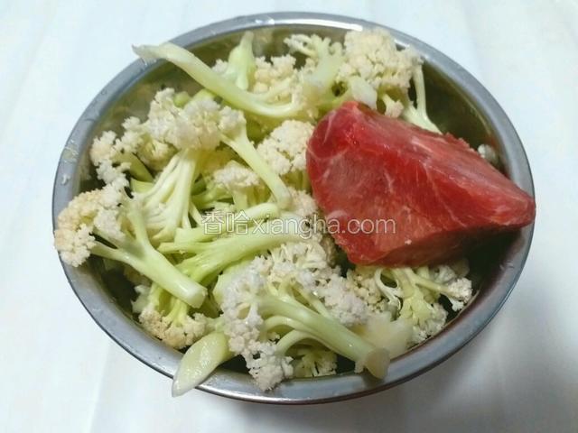 把菜花、猪瘦肉用清水清洗干净。