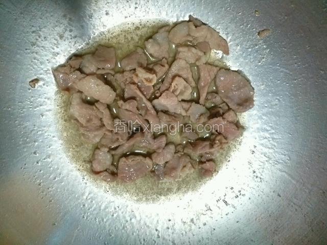 锅内放入适量食用油，烧热后放入猪肉片，翻炒至肉片变色断生。