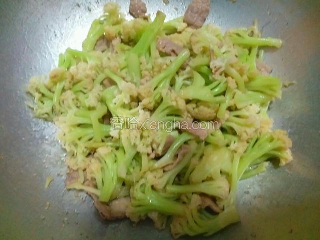 放入适量香油、味精，炒匀即可。