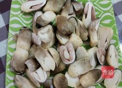 草菇牛肉的做法图解2