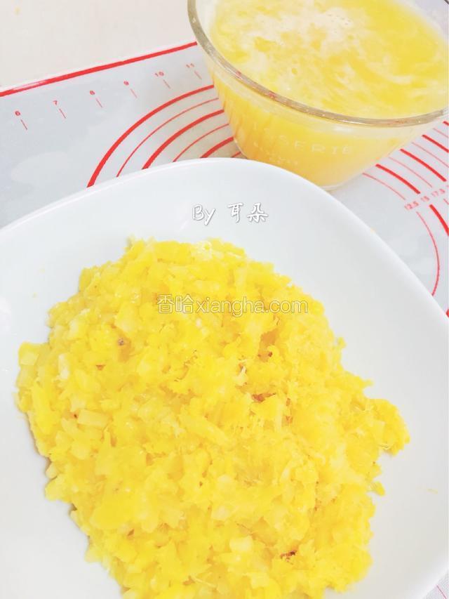 挤完是这样的状态 还有一大碗纯菠萝汁