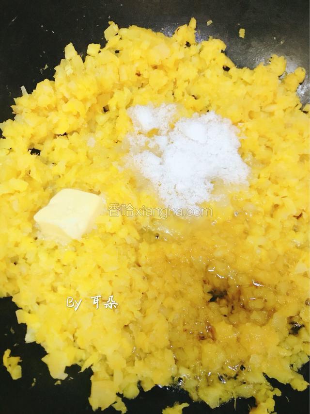 加10g黄油，50g糖，40g蜂蜜，翻炒。
我有时会加一点红糖调节口味。