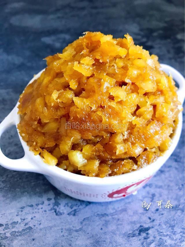 那么大一个菠萝炒好就这些，哈。
好吧，放入冰箱冷藏。