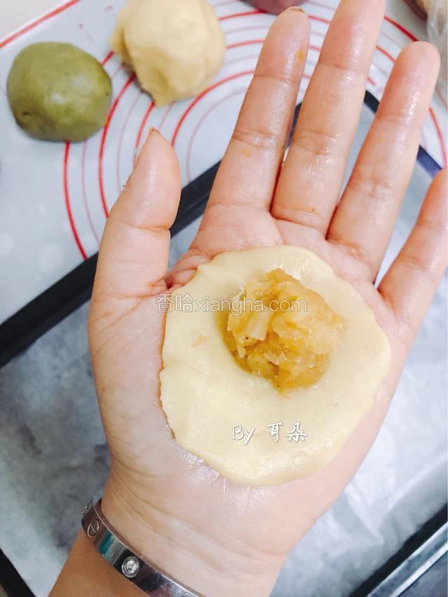 取一块面皮按平，包馅儿。
这个分量不好说，因为每个人用的模具都不一样大小，做1-2个就知道大概用多少面了。