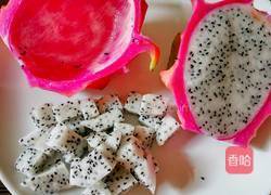 火龙果沙拉的做法图解2