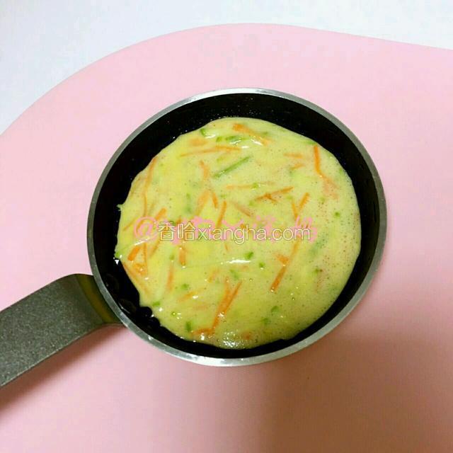 不粘锅少许植物油，薄薄一层摊在锅底