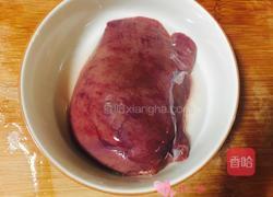 青椒炒猪肝的做法图解1