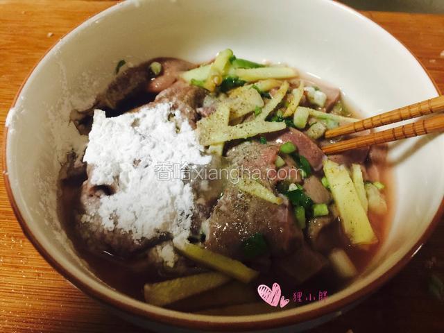 浸泡过的猪肝再用水冲洗后，加入淀粉，盐，白胡椒，料酒，生抽，白糖以及葱姜腌制入味儿