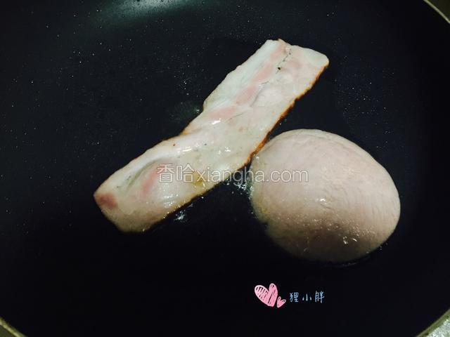 培根和火腿片稍微煎一下