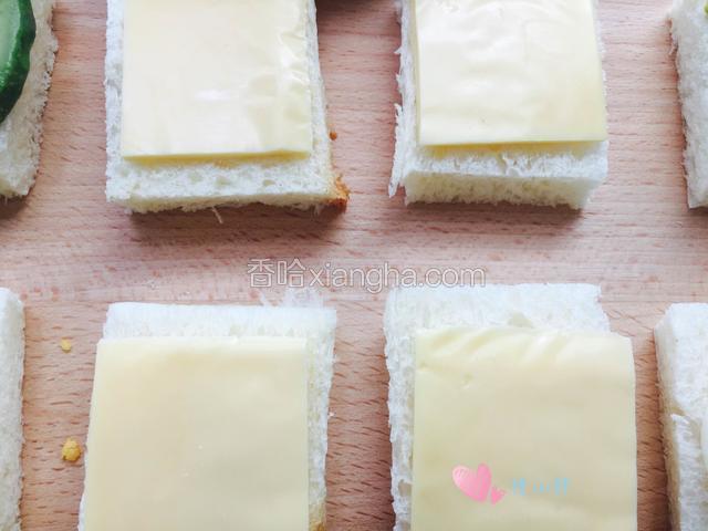 依次在每片吐司上都摆上芝士片
