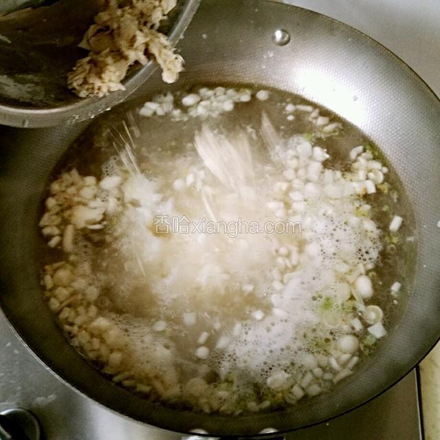 水开后倒入面絮，边倒边用筷子搅散，