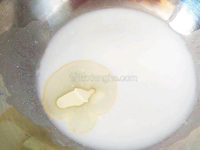 因为量比较少 又不要求出膜 所以没用面包机 先在一个干净的盆里放入酸奶 糖 盐和玉米油 搅拌均匀
