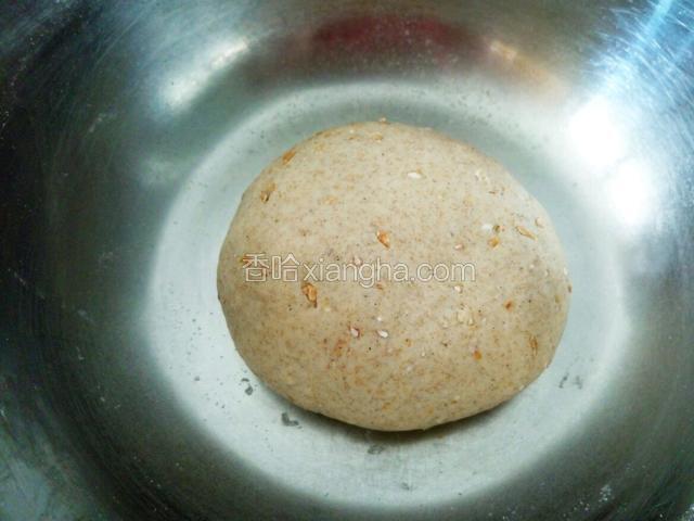 再揉成光滑的面团 饧发后面会特别好处理 揉好就得 不要求出膜 放入盆里 盖上湿布或者包保鲜膜自然发酵