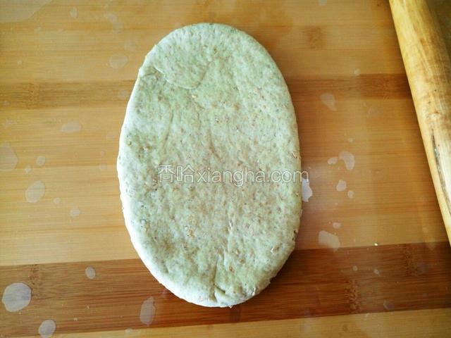 用擀面杖擀成牛舌状